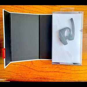 Plantronics Voyager 5220 Alexa built in (Includes Car Charger)